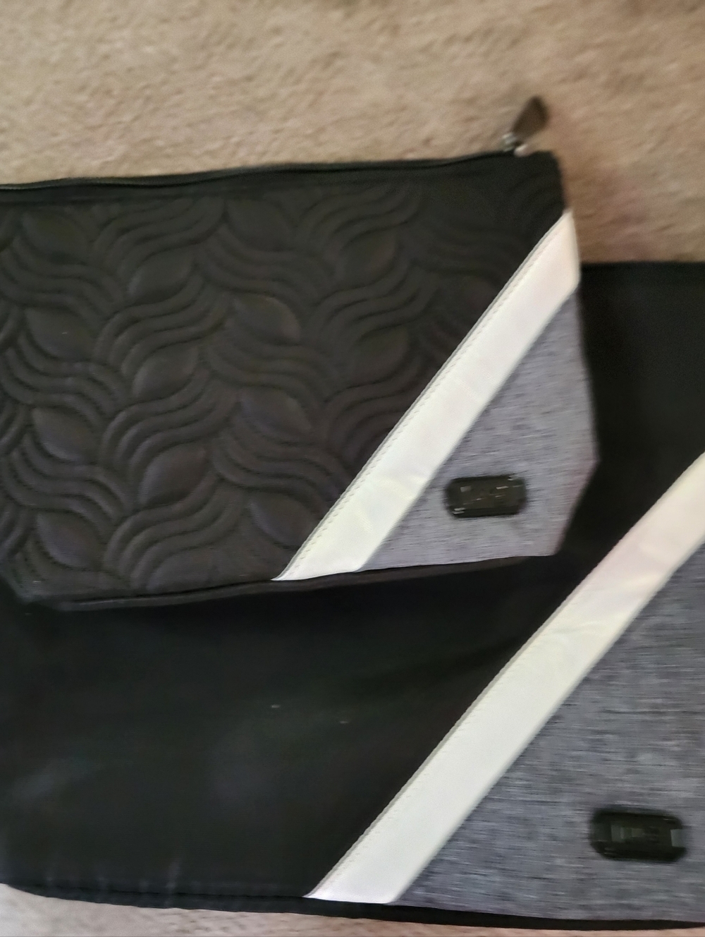 Lug Paddle Pouch 2pc Set Gray White Organizational~ Travel ~Beauty New w/out tag
